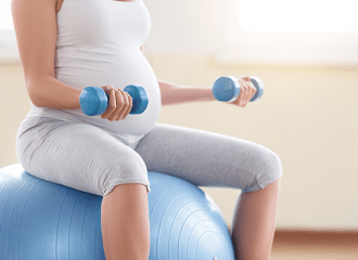 femme enceinte en séance de sport