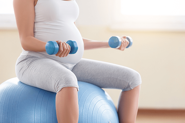 femme enceinte en séance de sport